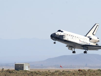 El transbordador, con siete tripulantes a bordo, aterriza en la base Edwards, California, tras reparar el telescopio Hubble.