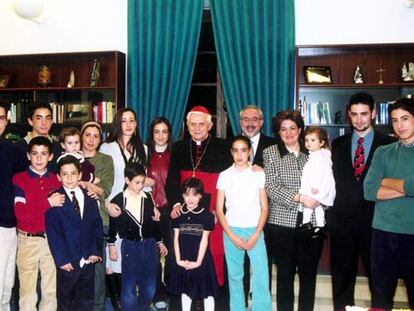 Ratzinger posa durante su visita a España en 2003 junto al director de la Universidad Católica de Murcia, José Luis Mendoza, su esposa y sus 14 hijos.