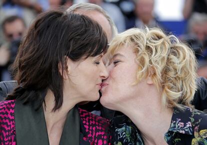 Juliette Binoche y Valeria Bruni Tedeschi se besan durante la sesión de fotos de la película 'Ma loute' en Cannes.
