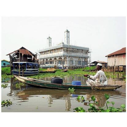 La Venecia africana está a 18 kilómetros de Cotonú, la capital de Benín. Es un pueblo de 20.000 habitantes sobre el lago Nokoué. La mayoría de las casas fueron construidas sobre un andamiaje de palos atados que sobresalen del agua, formando un caótico laberinto de canales. Canoas y barcas son el único medio de transporte para que sus habitantes se muevan. Ganvié tiene iglesia, colegio, mercados y hasta un par de hoteles, modestos pero limpios. Texto: Iñigo López Palacios