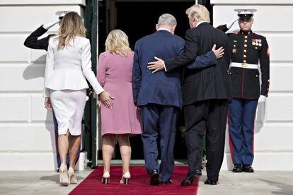 Donald Trump y el primer ministro israelí, Benjamin Netanyahu con la primera dama Melania Trump, y la esposa de Benjamin Netanyahu, Sara Netanyahu, entran en la Casa Blanca el 15 de febrero de 2017.