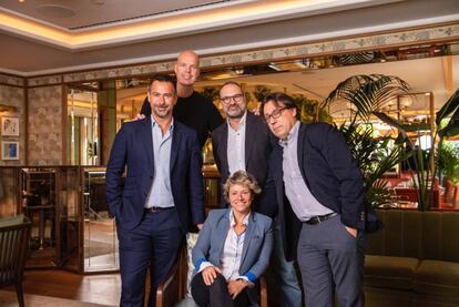 A la izquierda, los socios de White Brand Hotels, Bjorn Wild y Luis Rubió, y los colaboradores y exdeportistas Ferran Martínez, Ángel Sanz y Gemma Riu.