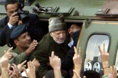 Arafat es evacuado en helicóptero a Jordania para su traslado desde allí a París.