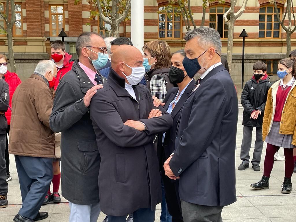 El tío abuelo y portavoz de la familia, Gonzalo Martín, con los brazos cruzados, recibe el consuelo de varios participantes en la concentración.