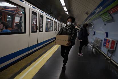 Una usuaria de Metro con mascarilla, este jueves.