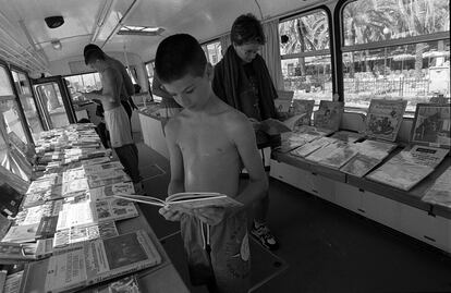 Un bibliobús de platja, a Badalona.