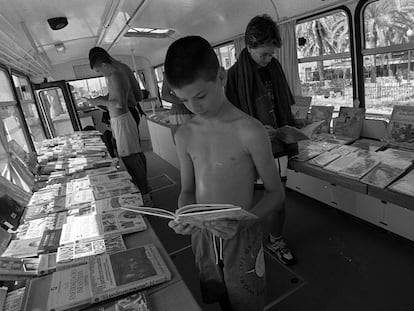 Un bibliobús de platja, a Badalona.