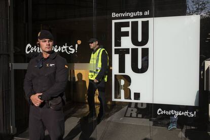 Agentes de la Guardia Civil, durante uno de los registros de la antigua sede de CDC.