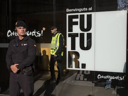 Agents de la Guàrdia Civil, durant un dels registres de l'antiga seu de CDC.