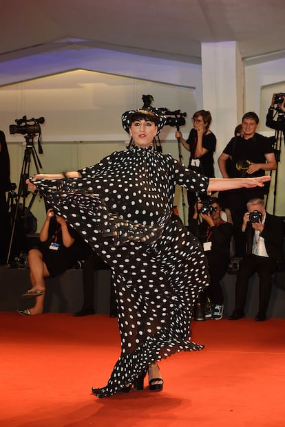 Rossy de Palma también se ha decidido por los lunares con este vestido de Juana Martín.