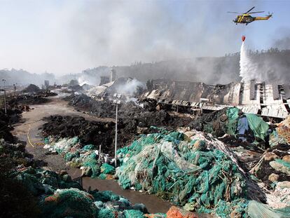 Incendio en una nave industrial en Boiro