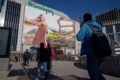 Varios peatones observan la acción de Greenpeace. En este lugar se encontraba también Pedro Zorrilla Miras, responsable de la campaña de Cambio Climático de Greenpeace, que ha señalado: “Hoy, Día Meteorológico Mundial, hemos querido visibilizar una de las crisis más grandes a las que se enfrenta actualmente la humanidad para hacer un llamamiento a actuar antes de que sea tarde”, ha señalado Pedro Zorrilla Miras, responsable de la campaña de Cambio Climático de Greenpeace. Imagen distribuida por la ONG.