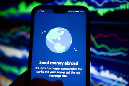 Un usuario usa la aplicación móvil de TransferWise.