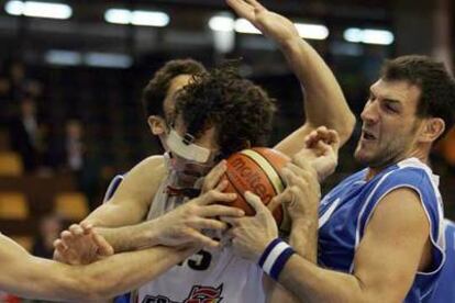 Garbajosa lucha por el balón que trata de quitarle Kozikaro, a la derecha.