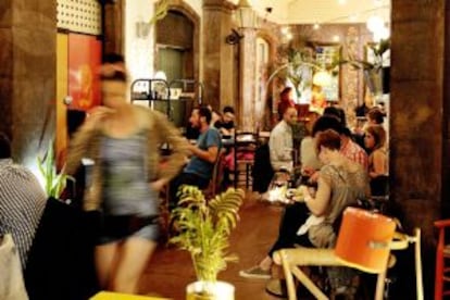 Terraza del restaurante Ra, en el barrio del Raval.