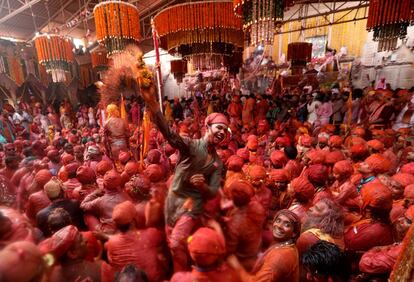 Hombres hindúes procedentes de Nandgaon y Barsana celebran el festival Lathmar Holi en Barsana (India), el 24 de febrero de 2018.