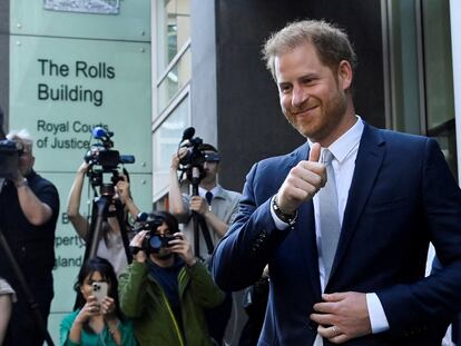 El príncipe Enrique, a la salida del Alto Tribunal de Inglaterra y Gales, en Londres, el 7 de junio.