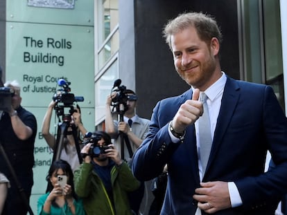 El príncipe Enrique, a la salida del Alto Tribunal de Inglaterra y Gales, en Londres, el 7 de junio.
