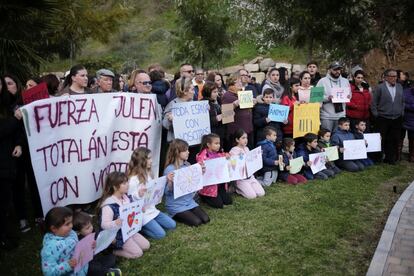 Un centenar de vecinos de Totalán (de 715 habitantes) mostraron su apoyo a la familia del menor realizando una marcha por el pueblo y entregando a sus padres una serie de dibujos y trabajos hechos por los niños y niñas de la localidad.