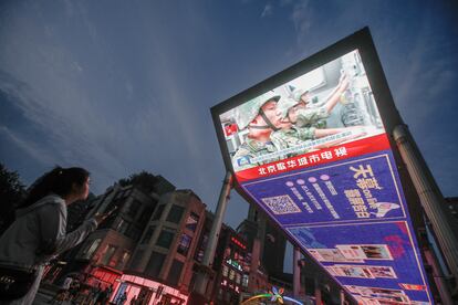 Una pantalla en una calle de Pekín muestra la noticia sobre las maniobras militares que China ha realizado este sábado en los alrededores de Taiwán.