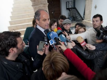 Francisco Camps atiende a los medios tras declarar por escrito como testigo del &#039;caso N&oacute;os&#039;.