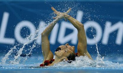 Las españolas Ona Carbonell Ballestero y Andrea Fuentes en la competición de natación sincronizada.