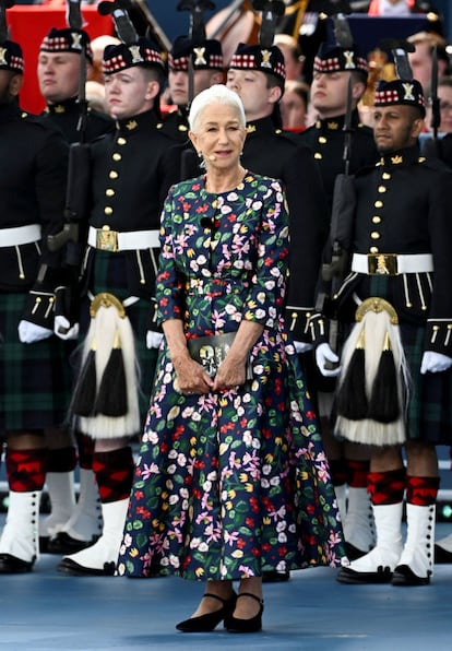 Helen Mirren asistió al evento conmemorativo del 80.º aniversario del Día D en Portsmouth, el 5 de junio de 2024. En esta ocasión, llevó un conjunto floral que equilibraba la solemnidad del acto con un toque de frescura. Un conjunto de blusa y falda a juego, estampadas con flores, diseñado Claire Mischevani.
