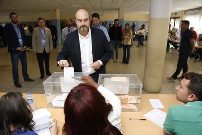 El presidente de la Comunidad de Madrid, Pedro Rollán, introduce su voto en el colegio Beethoven de Torrejón de Ardóz (Madrid).