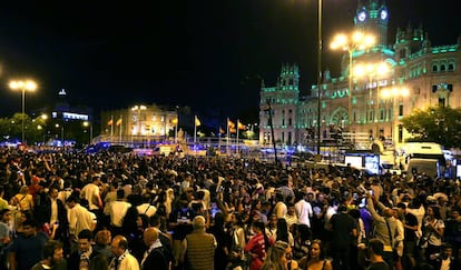 Los aficionados del Real Madrid celebran la duod&eacute;cima en Cibeles, este s&aacute;bado.