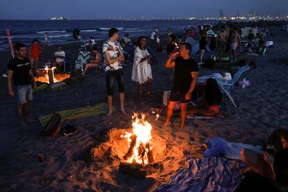 Miles de personas celebran en las playas de La Malvarrosa y Las Arenas de la ciudad de València la Noche de San Juan, una celebración que vuelve tras la pausa obligada de la pandemia y para la que se ha preparado un amplio dispositivo de seguridad y de asistencia sanitaria. 
