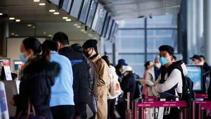 Viajeros en el aeropuerto internacional Shanghai Hongqiao (China).