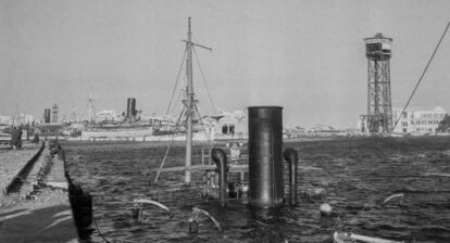 Un vaixell enfonsat al port de Barcelona.