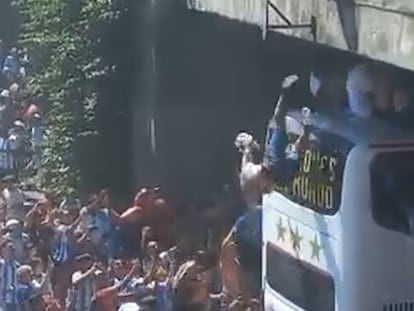 Un hombre cae desde puente al saltar al autobús de la selección de argentina, dicimebre de 2022.