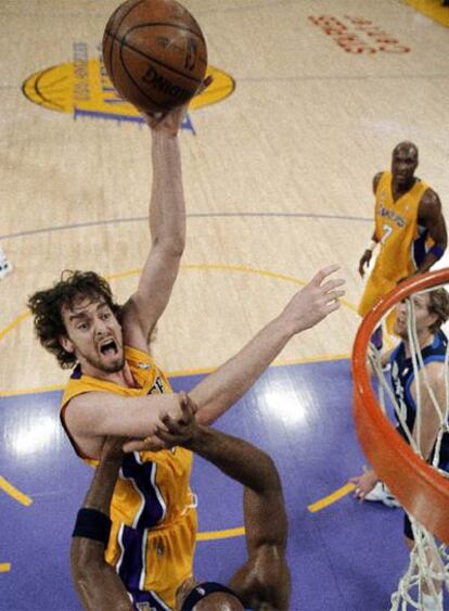 Gasol intenta encestar ante Dampier.