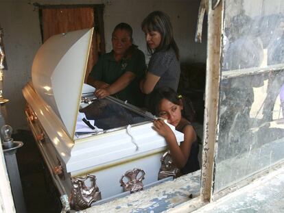 Familiares de Sergio Adrián Hernández rodean el féretro con sus restos