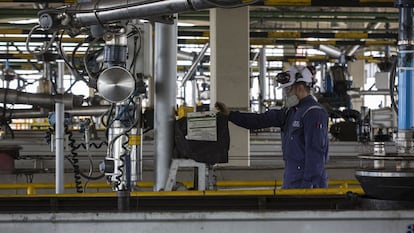 Un empleado trabaja en la refinería de Ecopetrol SA en Barrancabermeja, departamento de Santander, Colombia, en abril de 2018.