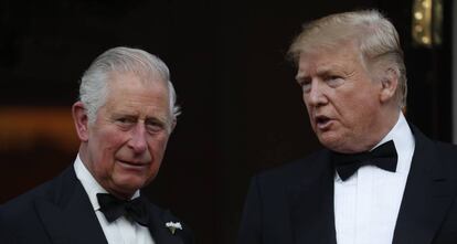 Donald Trump, con el príncipe Carlos, el martes 4 de junio en Londres.