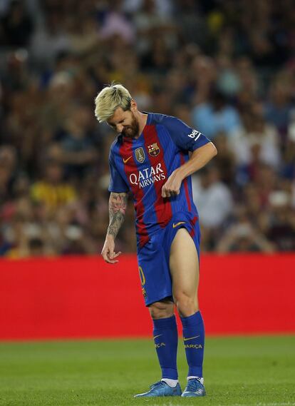 Lionel Messi abatido durante el partido de fútbol de la Liga española entre el FC Barcelona y el Alavés en el Camp Nou en Barcelona.