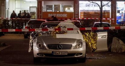 Un vehículo con cadáveres en su interior tras los tiroteos en Alemania.