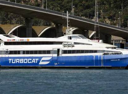 Un catamarán bajo el puente Puerta de Europa, en el puerto de Barcelona.