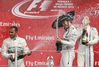 El alem&aacute;n Nico Rosberg (c) (Mercedes), su coequipero, el brit&aacute;nico Lewis Hamilton (i) y el finland&eacute;s Valtteri Bottas (d) vistos hoy, domingo 1 de noviembre de 2015, en el podio de premiaci&oacute;n del Gran Premio de M&eacute;xico.