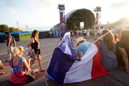 Jóvenes con la bandera francesa, en recuerdo a las víctimas del atentado terrorista de Niza, esperan el comienzo de los conciertos en el FIB, el pasado viernes.