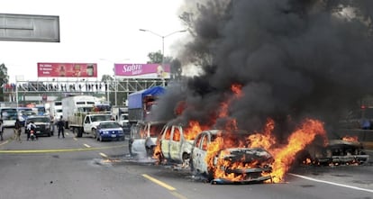 Coches ardiendo en las inmediaciones de Guadalajara.