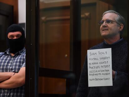 Paul Whelan, a la derecha, espera a escuchar el veredicto, este lunes en Moscú.