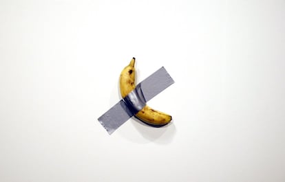 En la edición de Art Basel Miami que termina hoy, El artista italiano Maurizio Cattelan directamente pegó una banana a la pared con un pedazo de cinta adhesiva.