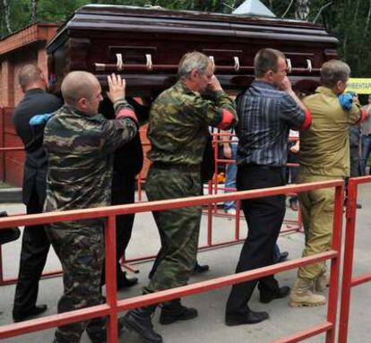 Soldados del ejército ruso y amigos del excoronel Yuri Budánov, asesinado a tiros el pasado 10 de junio portan su féretro durante su entierro en Moscú.