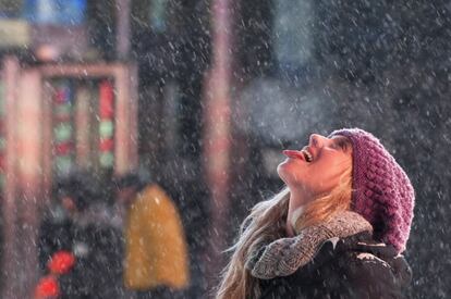 Un turista durante la fuerte caída de nieve en Times Square, Nueva York.