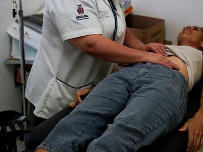 Una doctora revisa a su paciente en una clínica pública de Mazatlán.