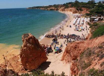 Una vista del desprendimiento que causó al menos dos muertos en una playa del Algarve, en el sur de Portugal