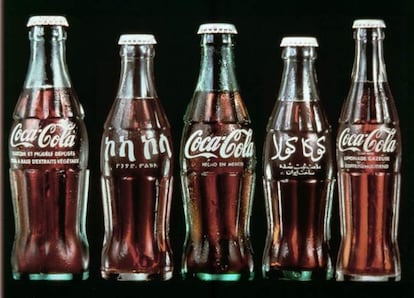 La botella clásica de Coca Cola, que este año cumple su primer siglo, fue creada por Alexander Samuelson, que ganó el concurso al que llamó la compañía en 1915 para unificar sus botellas. El nombre del diseño es Contour.